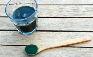 La spiruline, une micro-algue bleu-vert, aurait de multiples vertus pour la santé, et qui font d'elle un