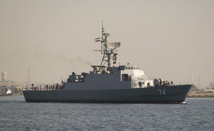 Un navire de guerre iranien navigue le long du golfe Persique, près du détroit d'Ormuz,le 30 avril 2019.
