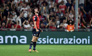 Mattia Destro a marqué avec une bouteille d'eau à la main lors de Genoa-Hellas Verone, le 25 septembre 2021.