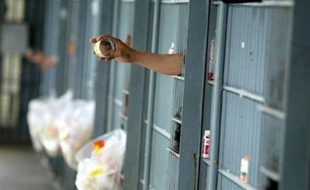 La Cour suprême de Pennsylvanie (nord-est) a blanchi des centaines de jeunes qui avaient été incarcérés entre 2003 et 2008 par deux juges corrompus ayant touché des pots-de-vin pour remplir des prisons privées, a-t-on appris de source judiciaire.
