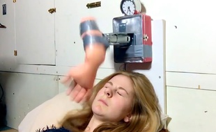 La «machine à baffes» de la YouTubeuse Simone Giertz