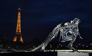 La Tour Eiffel est restée fermée mercredi matin, pour cause de grève, pour le deuxième jour consécutif, a-t-on appris auprès de la direction du célèbre monument parisien.