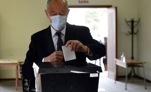 Marcelo Rebelo de Sousa lors de son vote à la présidentielle au Portugal, le 24 janvier 2021.