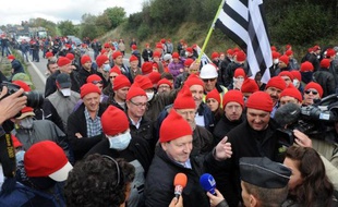 Une manifestation d'agriculteurs à Pont-de-Buis, dans l'ouest de la France, le 26 octobre 2013