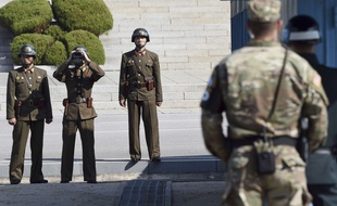 Des soldats nord-coréens (à g.) dans la zone démilitarisée entre les deux Corée, le 27 octobre 2017.