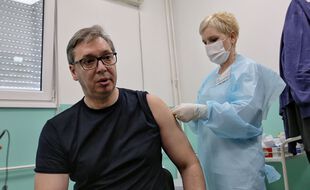 Le président serbe Aleksandar Vucic reçoit la deuxième dose du vaccin chinois Sinopharm à Doljevac, en Serbie, le 27 avril 2021.