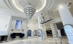 Retouches de peinture dans le hall de l'hôtel