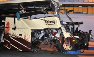 Le procureur suisse chargé de l'enquête sur l'accident de l'autocar belge, le 13 mars, qui a coûté la vie à 28 personnes, dont 22 enfants belges et néerlandais le 13 mars, a écarté vendredi soir l'hypothèse du DVD qui a distrait le chauffeur.