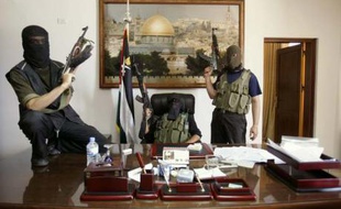 Les combattants du Hamas dans le bureau du président Mahmoud Abbas à Gaza, le 15 juin 2007 après leur prise de contrôle de la ville