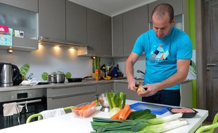 Un homme dans sa cuisine.