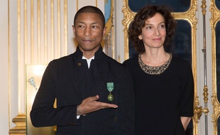 Pharrell Williams est fait officier des arts et des lettres par la ministre de la Culture, Audrey Azoulay, le 6 mars 2017 à Paris.