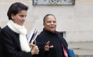 La porte-parole du gouvernement Najat Vallaud-Belkacem a dénoncé mercredi "une exploitation politicienne extrêmement choquante" au sujet des informations du Canard enchainé sur des pressions supposées de la ministre de la Justice Christiane Taubira pour que le procureur général de Paris François Falletti quitte son poste.