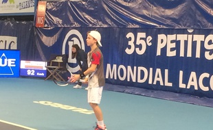 Le jeune César Bouchelaghem (12 ans et demi), victorieux de son premier tour du tournoi des Petits As de Tarbes, le 24 janvier 2017.