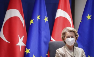 La présidente de la Commission européenne, Ursula von der Leyen, devant les drapeaux de la Turquie et de l'Union européenne, à Bruxelles le 19 mars 2021.