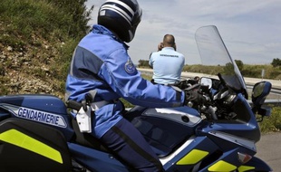 Un gendarme a été délibérément renversé en Loire-Atlantique par un chauffard ivre et un véhicule de gendarmerie a été percuté à la sortie d'une boîte de nuit en Saône-et-Loire, dimanche, le ministre de l'Intérieur Manuel Valls réclamant des "peines exemplaires" face à la recrudescence de ce type d'accidents.