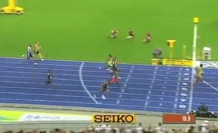 Capture d'écran du passage de la ligne d'Usain Bolt lors du 200 m des Mondiaux de Berlin 2009.