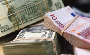 L'euro est pris depuis plusieurs mois dans une spirale baissière et s'approche à grands pas du seuil de 1,20 dollar, plombé par les inquiétudes sur les perspectives économiques de la zone euro, mais paradoxalement cet affaiblissement pourrait s'avérer salvateur pour l'Union monétaire.