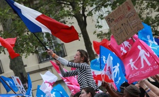 Une vingtaine de "veilleurs", opposants au mariage homosexuel, ont quitté dimanche matin Rochefort (Charente-Maritime) pour arriver le 31 à Paris après vingt jours d'une marche destinée à aller "à la rencontre des Français"