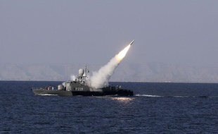 Un tir de missile de moyenne portée iranien dans le détroit d'Hormuz (mer d'Oman), dimanche 1er janvier 2012
