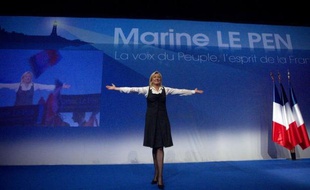Marine Le Pen s'est directement adressée, dimanche à Saint-Denis (Seine-Saint-Denis) aux classes moyennes victimes du "descenseur social" et a élargi son discours protectionniste aux services, en plus de l'industrie, lors d'un meeting dont le déroulement a été quelque peu perturbé par une manifestation anti-FN.