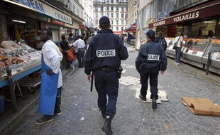 Patrouilles de police de proximité dans la Zone de Sécurité Prioritaire établie autour de la station de métro Chateau Rouge dans le 18e à Paris le 25 avril 2013.