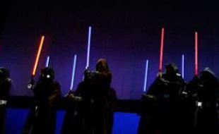 Des chevaliers jedi sur scène, à Los Angeles, pour la présentation de Star Wars Old Republic lors de l'E3, le 1er juin 2009