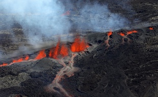 De la lave s'échappe du cratère du Piton de la fournaise, le 15 septembre 2018 (image d'illustration).