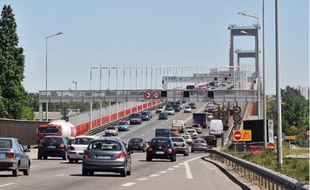 La fermeture du pont est nécessaire pour réaliser certaines opérations.