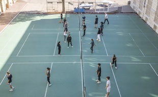 Illustration d'un terrain de sport investi par les élèves d'un lycée à Nice.