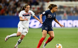 La joueuse de l'équipe de France Delphine Cascarino face à la Norvégienne Guro Reiten, le 12 juin 2019.