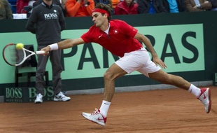 La Suisse, emmenée par un Roger Federer intraitable, a battu les Pays-Bas 3 à 2 dimanche sur la terre battue d'Amsterdam, pour se maintenir dans le Groupe mondial de la Coupe Davis de tennis.