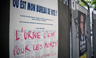 Un panneau électoral en mai 2017