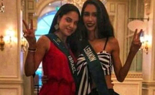 Miss Liban et Miss Israël posant ensemble lors du concours de Miss Terre 2018.