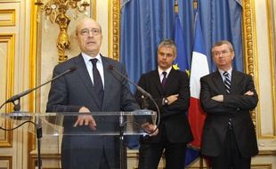 Alain Juppé s'exprime lors de la passation de pouvoirs au ministère des Affaires Etrangères, sous le regard d'Henri de Raincourt et Laurent Wauquiez, le 1er mars 2011.