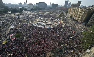 Partisans et opposants du président égyptien Mohamed Morsi sont à nouveau massivement descendus dans la rue mardi dans une atmosphère tendue, avant l'échéance mercredi d'un ultimatum militaire demandant au chef de l'Etat de "satisfaire les demandes du peuple", faute de quoi il se verrait imposer par l'armée une solution à la crise.
