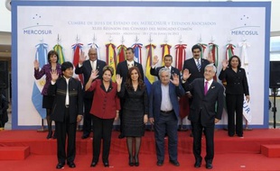 Le Mercosur, marché commun du cône sud-américain, réuni vendredi en sommet en Argentine, a décidé de suspendre le Paraguay après la destitution du président Fernando Lugo et d'intégrer le Venezuela, a annoncé la présidente argentine Cristina Kirchner.
