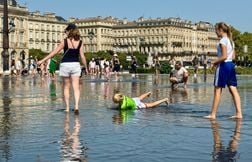 Bordeaux, qui a battu son record de température, écrasée par la chaleur