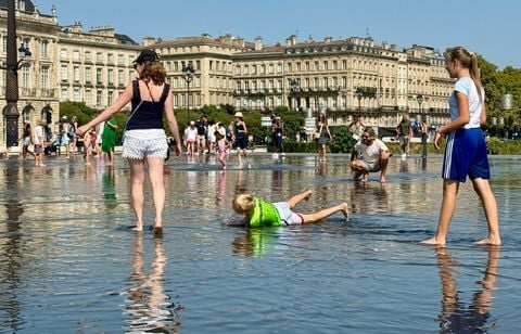 Bordeaux, qui a battu son record de température, écrasée par la chaleur