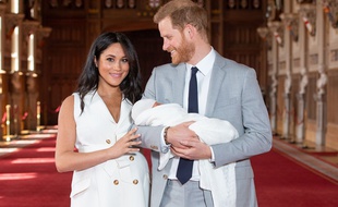 Meghan Markle et le prince Harry ont présenté leur bébé.