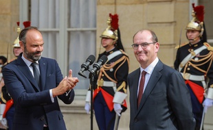 La passation de pouvoir entre Edouard Philippe (à gauche) et Jean Castex (à droite).