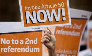 Des manifestants anglais demandent le déclenchement de la sortie du Royaume-Uni de l'UE, le 5 septembre 2016, à Londres, deux mois après le référendum sur le Brexit.