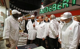 "Le président doit être là pour faire comprendre aux Français que le pays est dirigé", déclare François Hollande devant un étal de fruits. Pour faire passer son message, le chef de l'Etat a choisi jeudi le marché de Rungis, investi dès potron-minet.