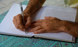Un homme écrivant son journal.