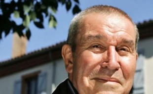 Cégétiste de conviction, ce critique littéraire est un homme de passions : l'écriture, la musique et l'image en sont les principales.