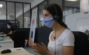 Une salariés masquée, à Paris.