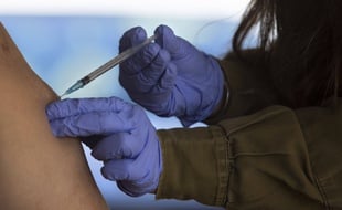 Un vaccin injecté ici à un patient en Israël. (illustration)