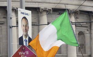 Une affiche électorale et le drapeau irlandais, à Dublin le 7 février 2020.