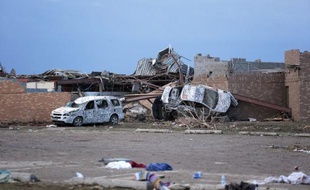 Les recherches se poursuivaient activement mardi pour retrouver des survivants dans les décombres des bâtiments dévastés lundi par le passage d'une tornade dans la banlieue d'Oklahoma City (sud), qui a fait au moins 24 morts confirmés, selon un bilan nettement révisé à la baisse.