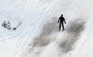 Un skieur sur une pente peu enneigée du domaine de Val-d'Isère, en Savoie, le 20 décembre 2014