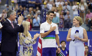 Novak Djokovic battu mais touché par les applaudissements du public américain lors de la finale de l'US Open, le 12 septembre 2021.